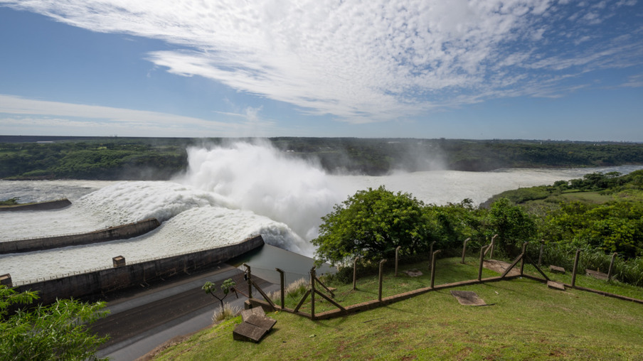 Brasil e Paraguai chegam a acordo sobre Itaipu que prevê venda de energia no mercado livre