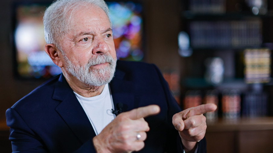 Se for eleito, Lula diz que vai “abrasileirar” o preço da gasolina