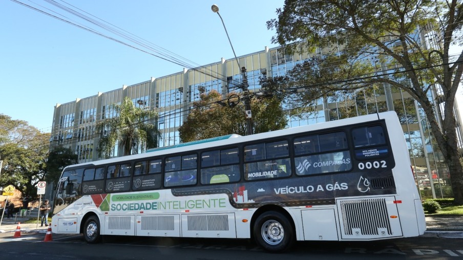 Ônibus e caminhões movidos a gás e biometano são testados no Paraná e em São Paulo