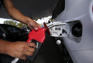 Brasília – Postos de combustíveis ajustam os preços e repassam para o consumidor o aumento da alíquota do PIS e Cofins pelo litro da gasolina(Marcelo Camargo/Agência Brasil)