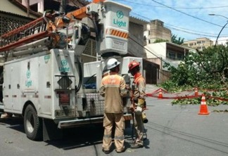 Distribuicao-Eletricistas-fazendo-reparo-em-rede-eletrica-Foto-Divulgacao-Light