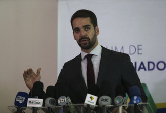 O governador do Rio Grande do Sul, Eduardo Leite, fala à imprensa durante a 5ª Reunião do Fórum de Governadores.