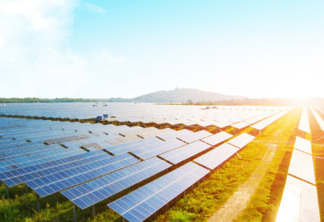 Insumos para geração solar precisam quadruplicar e produção ser descentralizada, diz agência