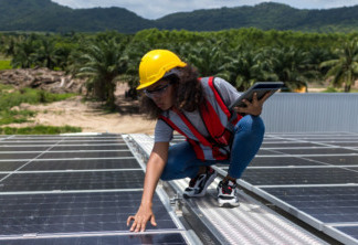 Indústria solar fotovoltaica emprega mais mulheres que a média de todos os setores de renováveis