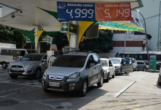 Greve de caminhoneiros provoca fila para abastecimento de combustível em posto de gasolina no Rio de Janeiro.