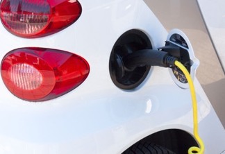 Emissões de CO2 em carros elétricos são até 67% menores que veículos com motores flex