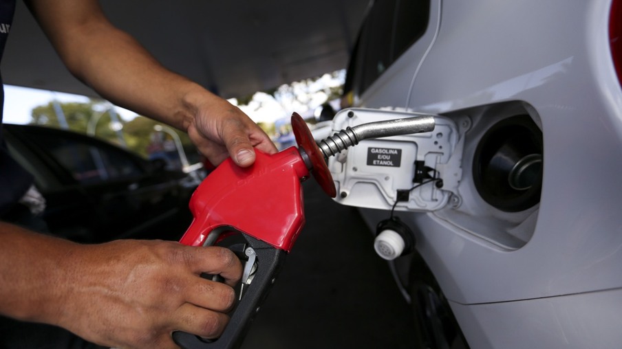 Brasília – Postos de combustíveis ajustam os preços e repassam para o consumidor o aumento da alíquota do PIS e Cofins pelo litro da gasolina(Marcelo Camargo/Agência Brasil)