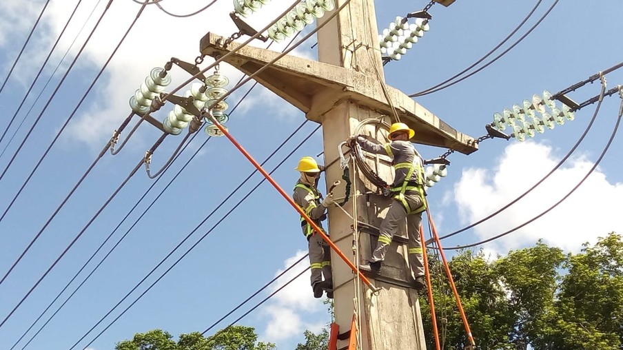 Eletricista-Rede-Distribuicão-Foto-Divulgacao-CEA-Amapa-
