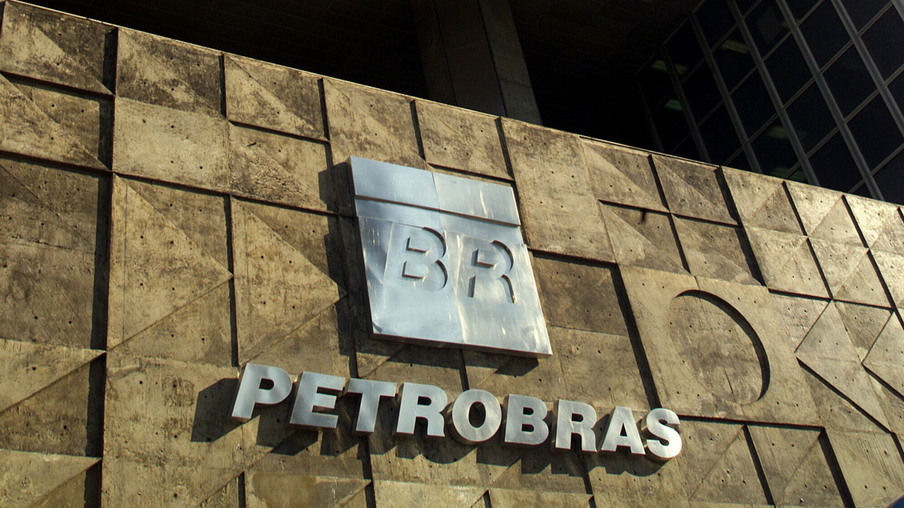 Produção de petróleo no Brasil cai 3,8% em fevereiro, mas cresce na comparação anual