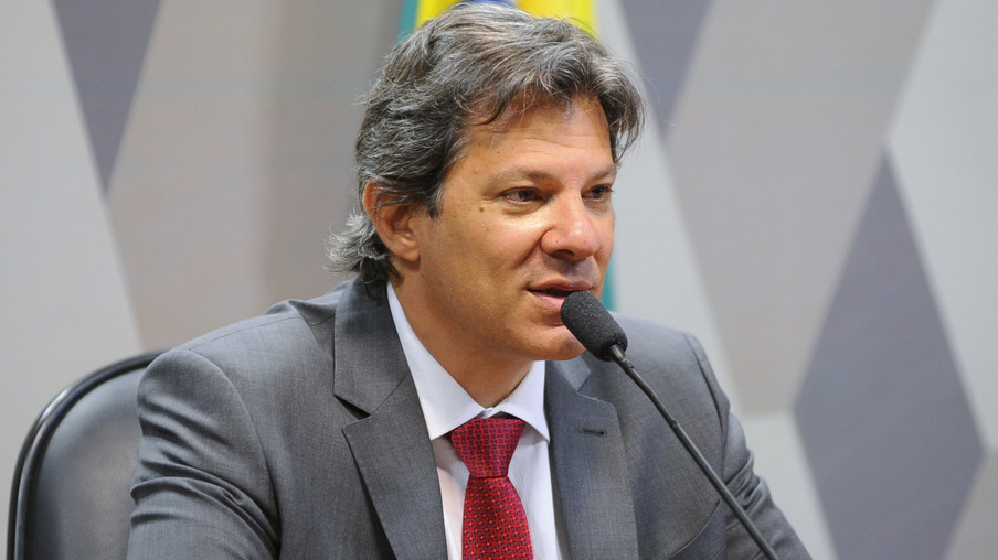 Governo vai reonerar gasolina em R$ 0,47/litro e Petrobras amortece aumento