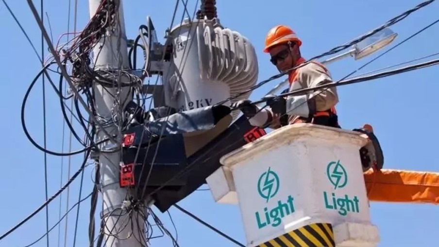 Eletricista da Light realiza manutenção em rede de distribuição