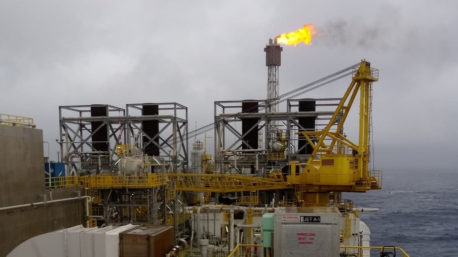Opep+ mantém aumento gradual de produção de petróleo