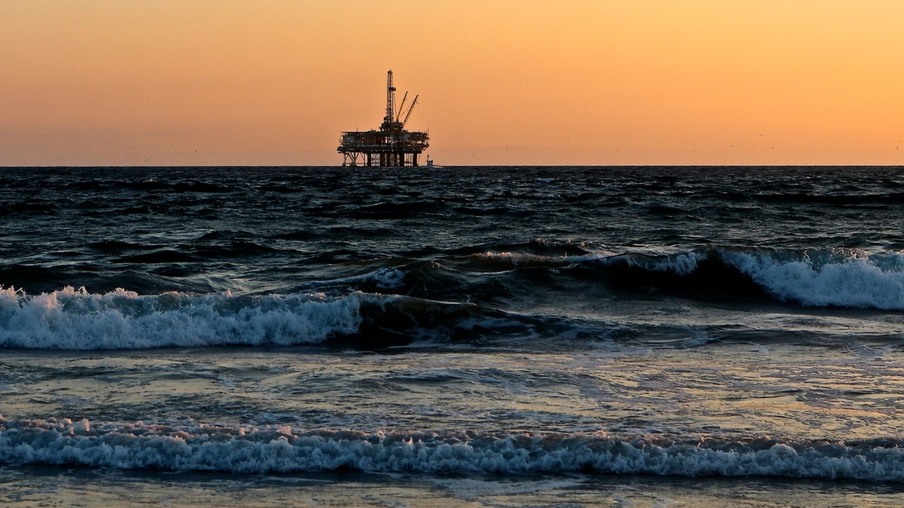 Oferta adicional de petróleo de EUA e China pode alcançar 70 milhões de barris, diz consultoria