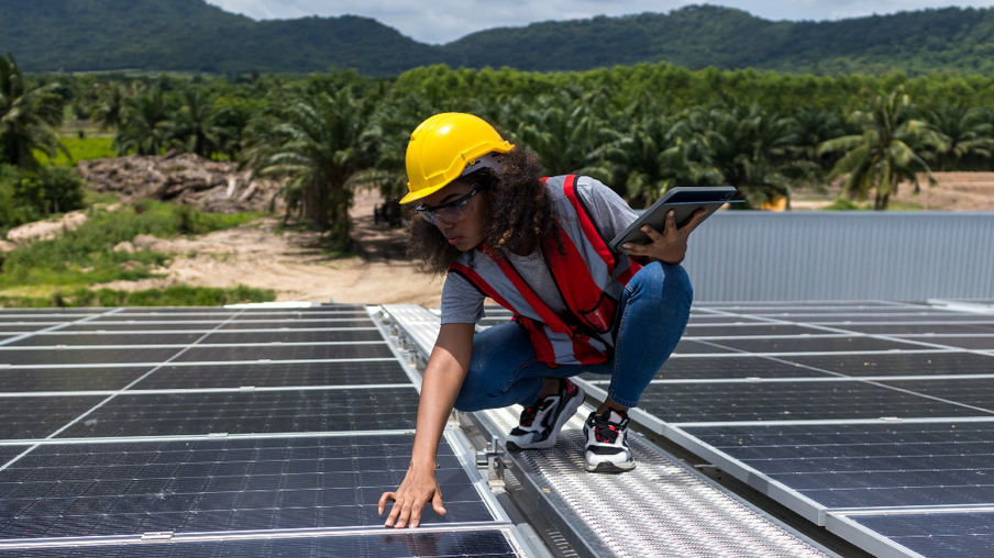 Indústria solar fotovoltaica emprega mais mulheres que a média de todos os setores de renováveis