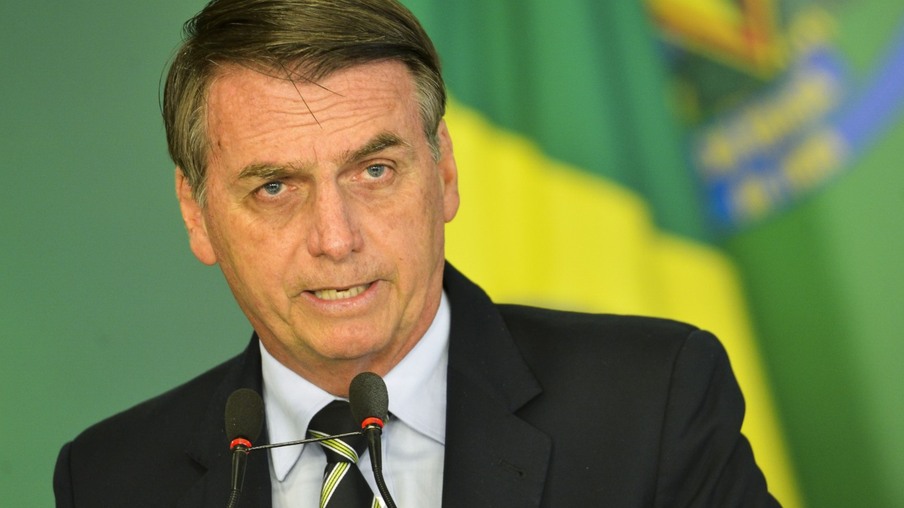 O presidente Jair Bolsonaro durante cerimônia de assinatura do decreto que flexibiliza a posse de armas no país.