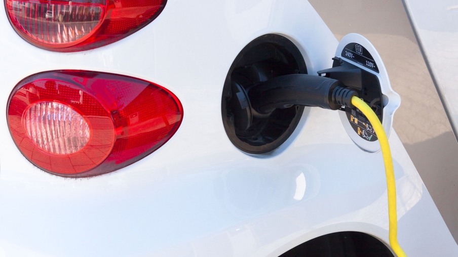 Emissões de CO2 em carros elétricos são até 67% menores que veículos com motores flex