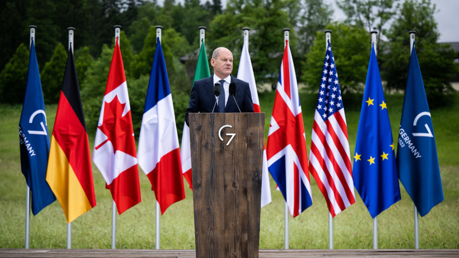 Bundeskanzler Olaf Scholz spricht während der Abschlusspressekonferenz des G7-Gipfels zu Medienvertretern und Medienvertreterinnen.
