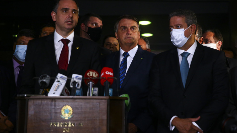 O presidente do Senado Federal, Rodrigo Pacheco, o presidente Jair Bolsonaro, e o presidente da Câmara dos Deputados, Arthur Lira, durante declaração após entrega da medida provisória que trata da privatização da Eletrobrás.