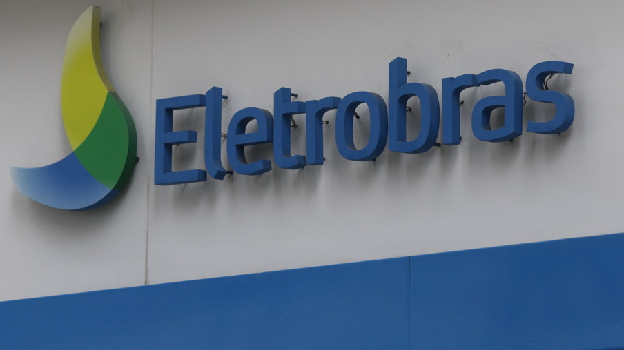 Logotipo da Eletrobras no edifício sede, no centro do Rio de Janeiro. A holding Centrais Elétricas Brasileiras S.A. atua na geração, transmissão e distribuição de energia.