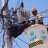 Eletricista da Light realiza manutenção em rede de distribuição