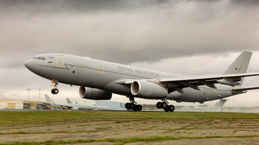 Força aérea britânica realiza primeiro voo com combustível de aviação sustentável